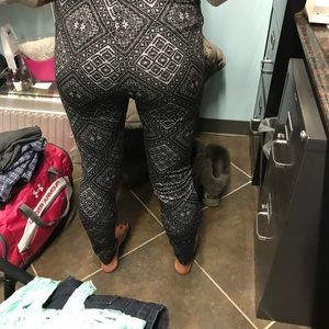 MAKE AN OFFER!! Comfy stretchy leggings!!!